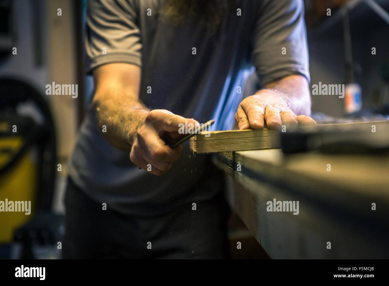 Artiste travaillant en atelier Bois, mid section Banque D'Images