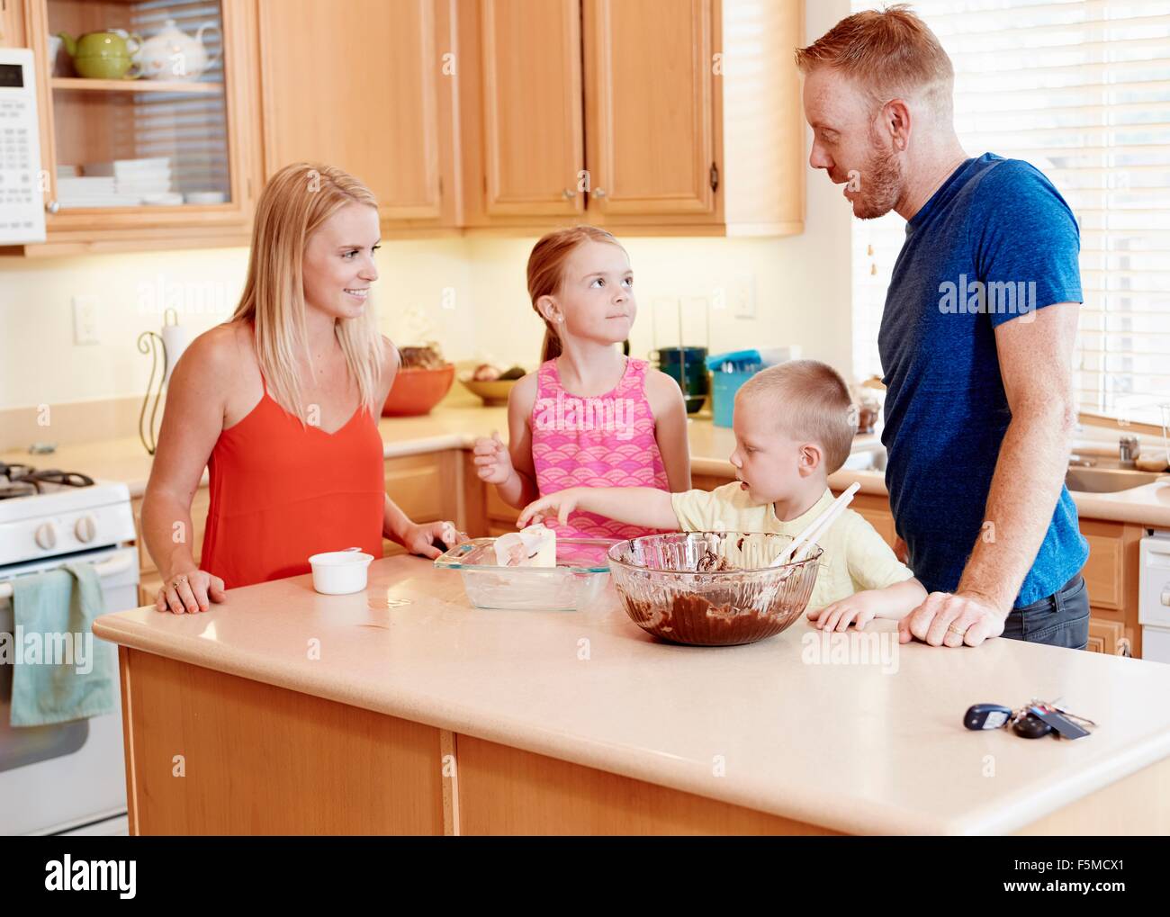 Family baking in kitchen Banque D'Images