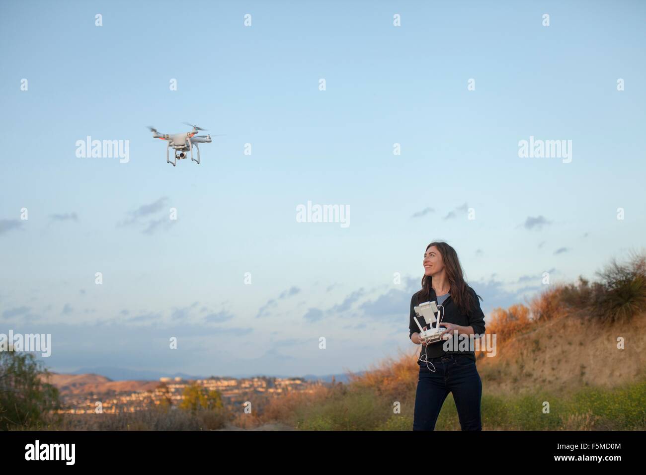 Opérateur commercial des femmes battant drone à up smiling, Santa Clarita, California, USA Banque D'Images