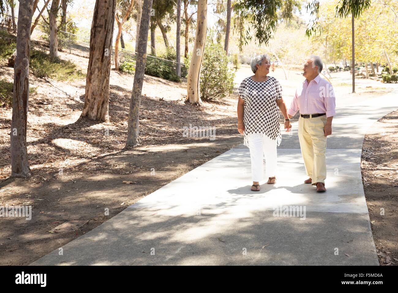 Senior couple marche main dans la main, à l'extérieur Banque D'Images