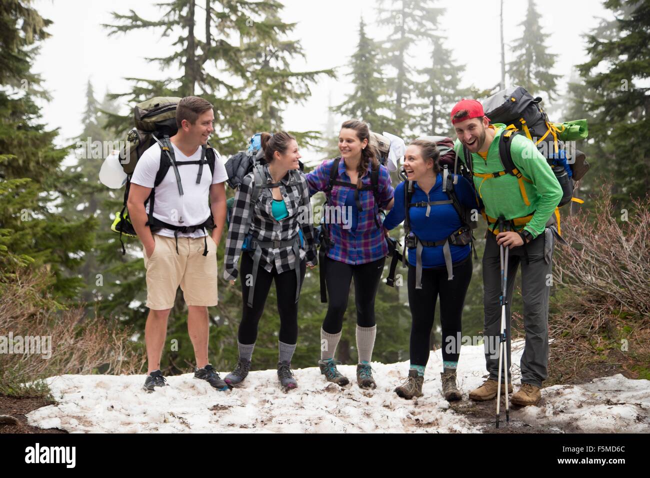 Groupe d'amis sur le lac, randonnée Blanco, Washington, États-Unis Banque D'Images