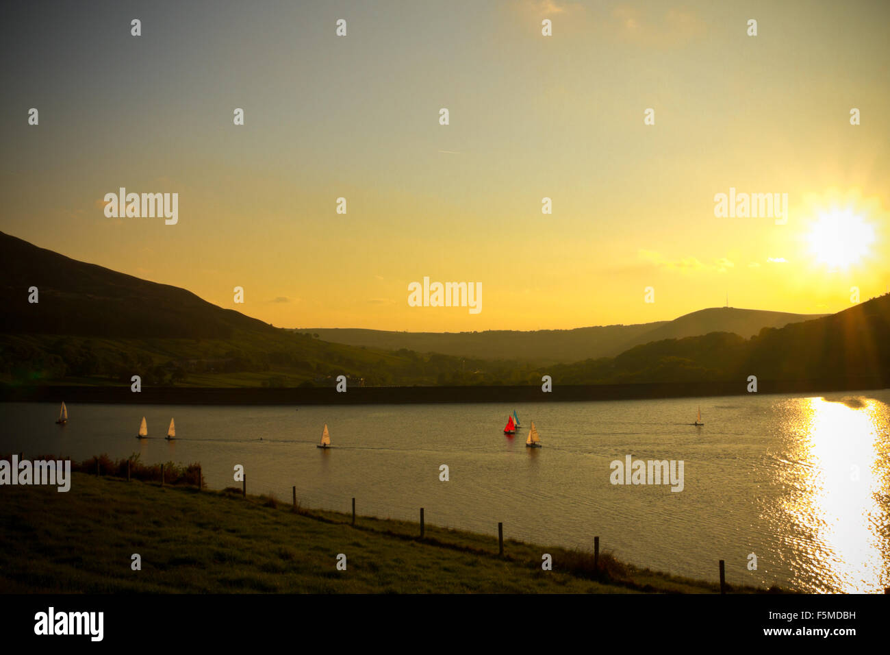 Soirée été soleil jouant sur Dovestone réservoir. Banque D'Images