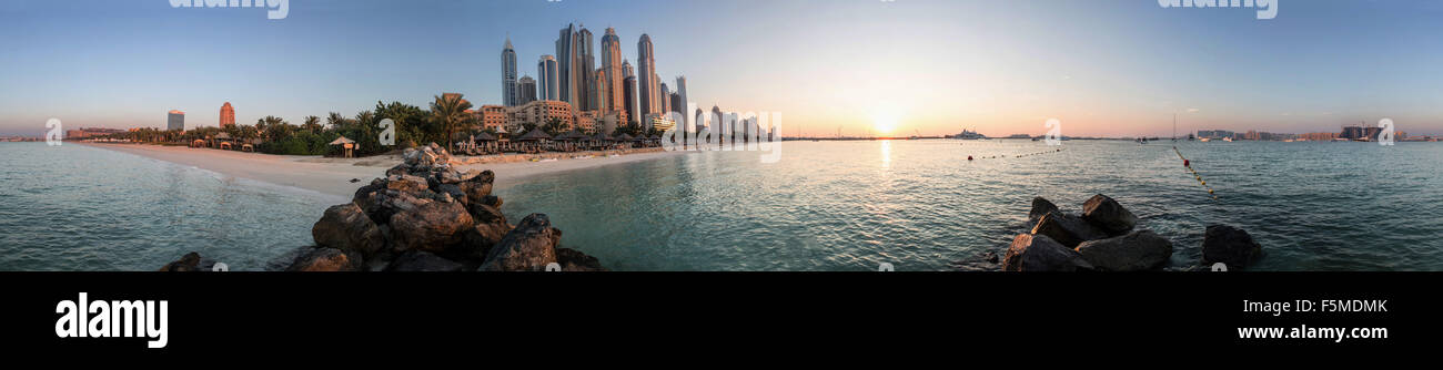 Panorama montrant la zone de la Marina de Dubai au coucher du soleil prises à proximité de l'établissement Le Meridien Mina Seyahi. La Marina de Dubaï est un district de Dub Banque D'Images