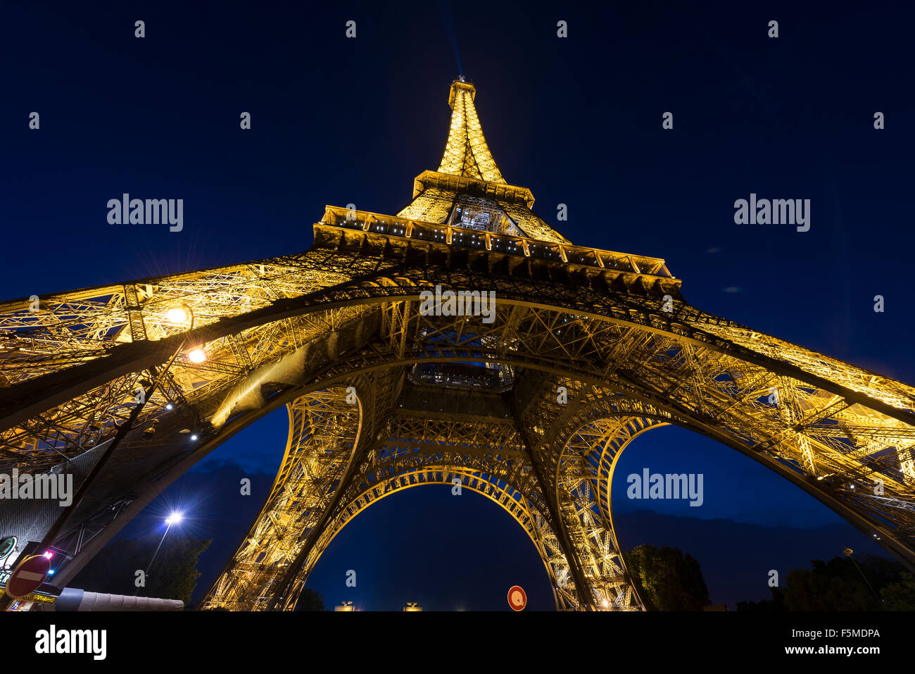 La Tour Eiffel illuminée la nuit, tour Eiffel, Champ de Mars, Paris, Ile-de-France, France Banque D'Images