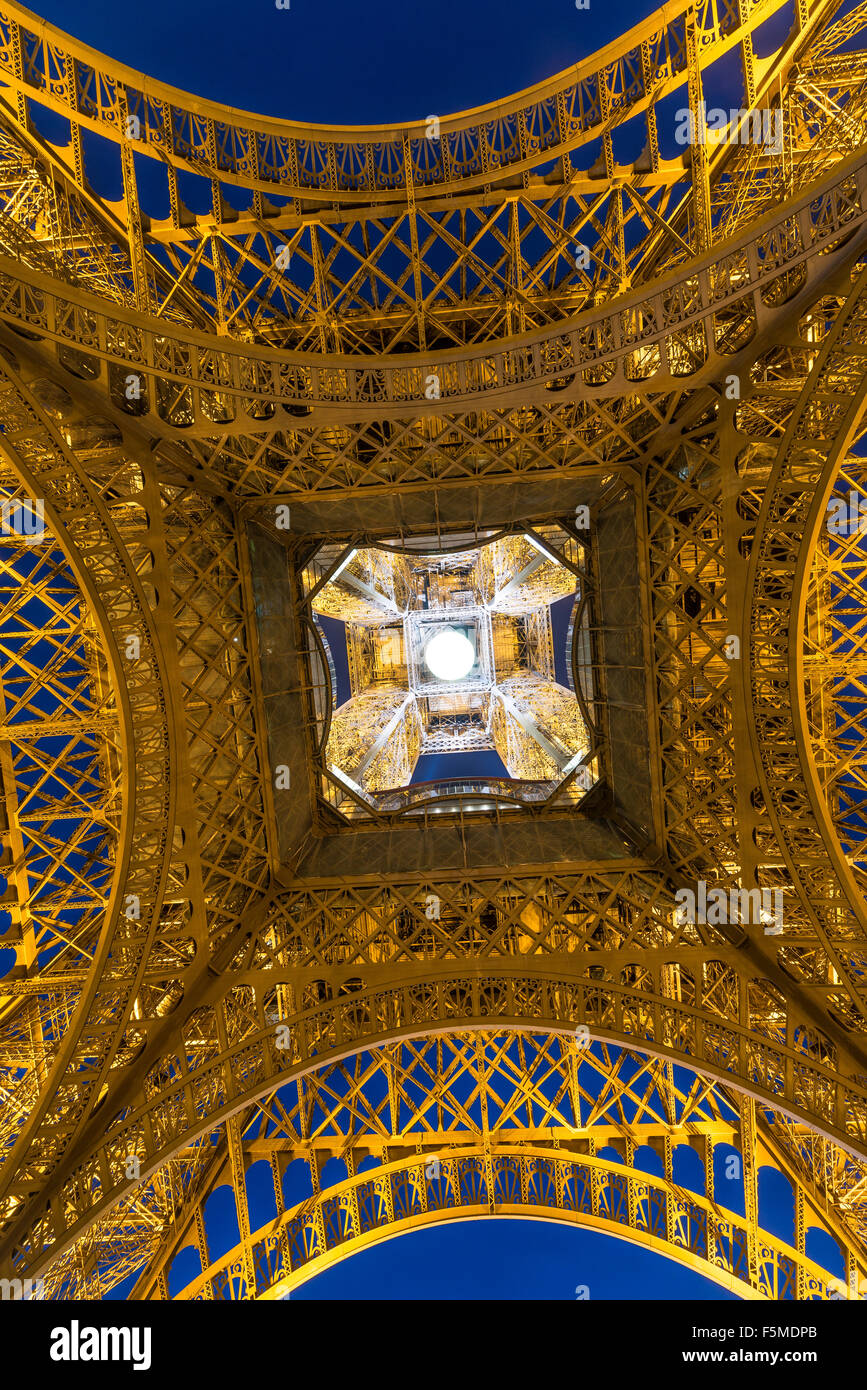 La Tour Eiffel illuminée la nuit, tour Eiffel, Champ de Mars, Paris, Ile-de-France, France Banque D'Images