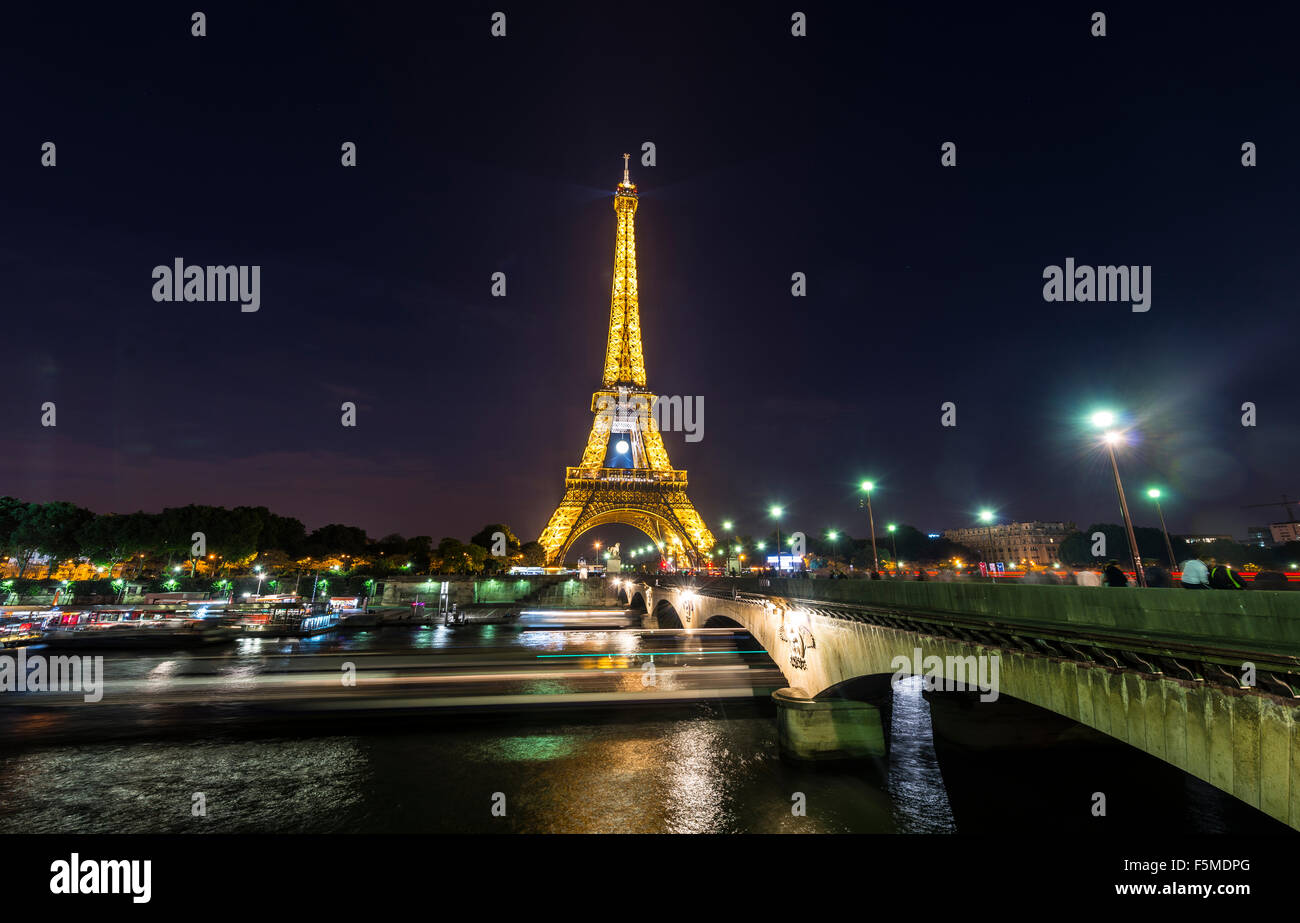 La Tour Eiffel illuminée la nuit, Seine, Tour Eiffel, Paris, Ile-de-France, France Banque D'Images