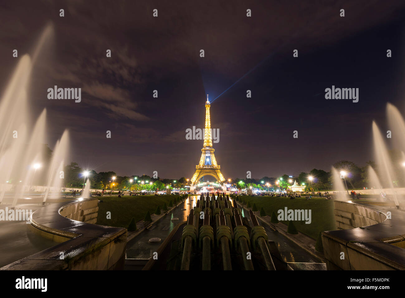 La Tour Eiffel illuminée la nuit, l'eau des fontaines au Trocadéro, Tour Eiffel, Paris, Ile-de-France, France Banque D'Images