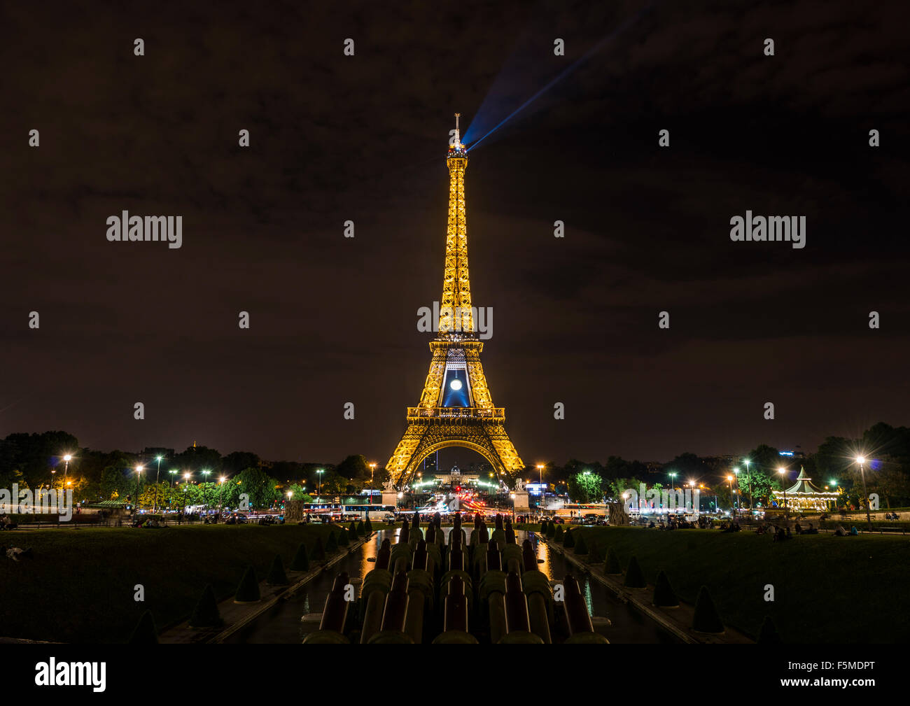 La Tour Eiffel illuminée la nuit, Trocadéro, Tour Eiffel, Paris, Ile-de-France, France Banque D'Images