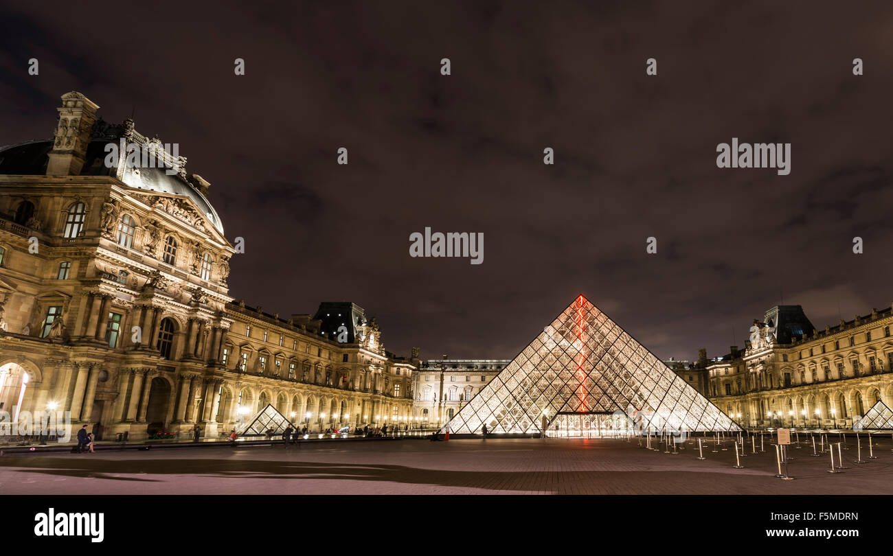 Pavillion Richelieu, pyramide de verre entrée, Palais du Louvre, nuit, Paris, Ile-de-France, France Banque D'Images