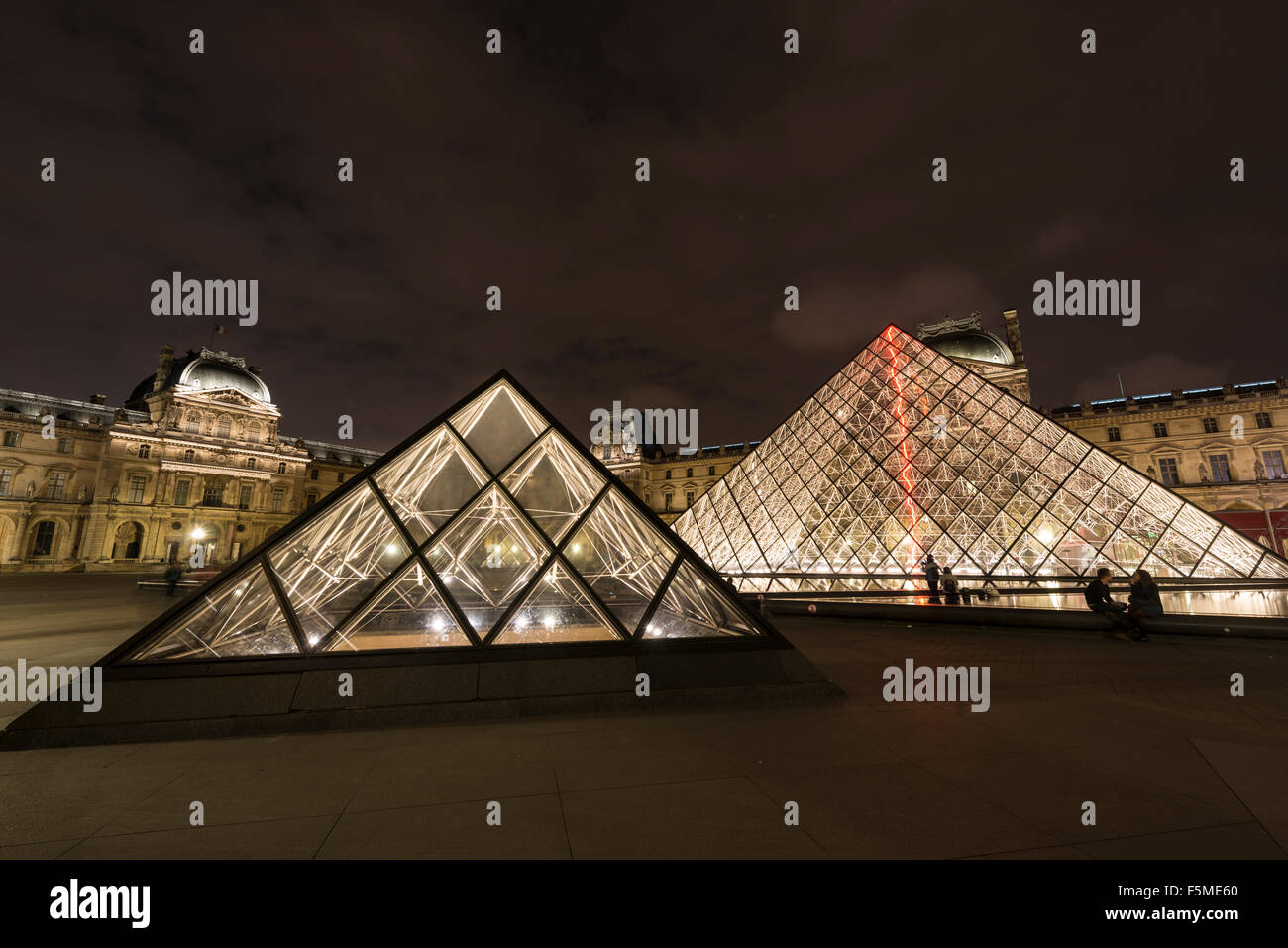 Pavillion Richelieu, pyramide de verre entrée, Palais du Louvre, nuit, Paris, Ile-de-France, France Banque D'Images