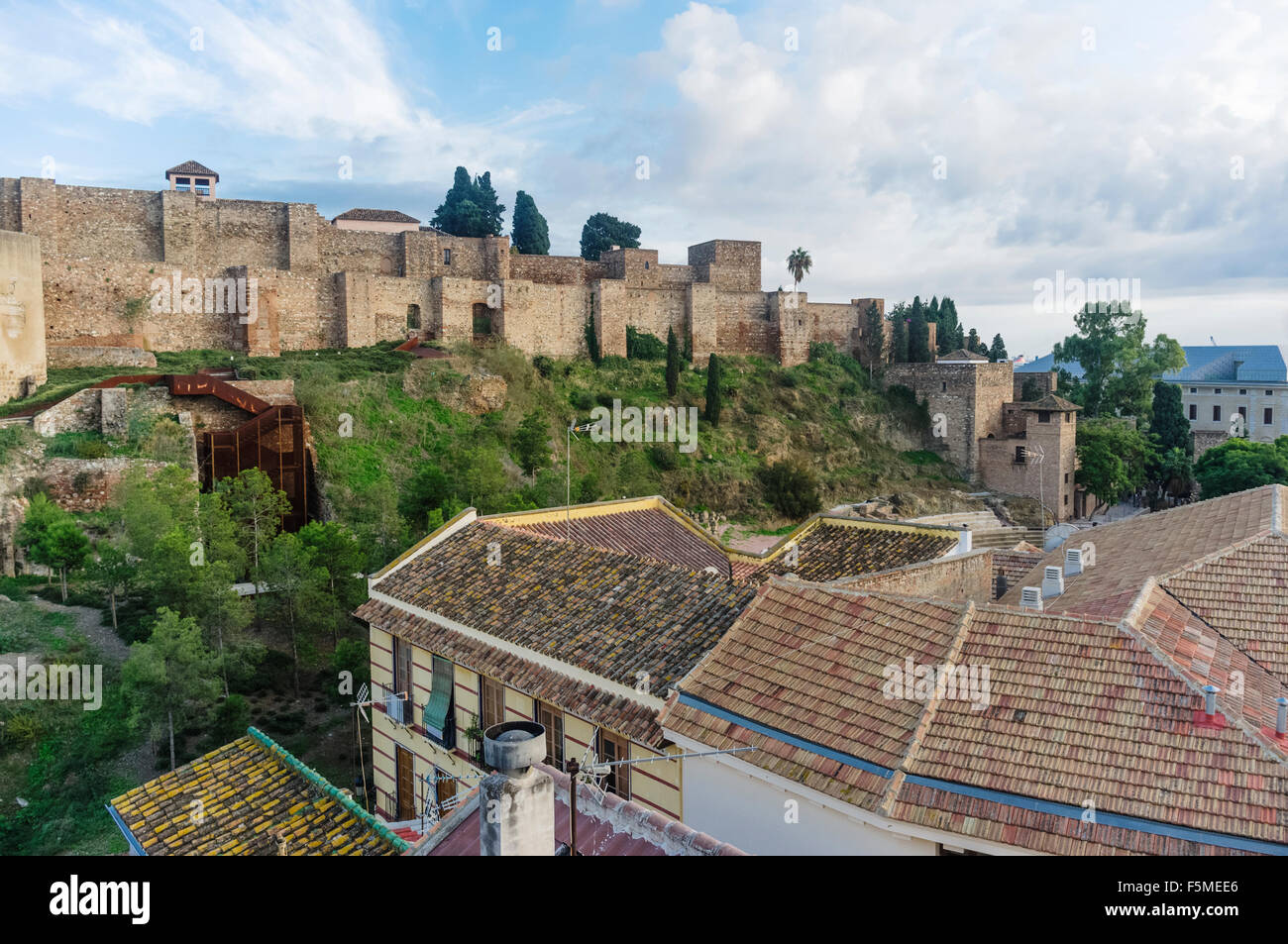 Château mauresque Alcazaba et toits à Malaga, Andalousie, Espagne Banque D'Images