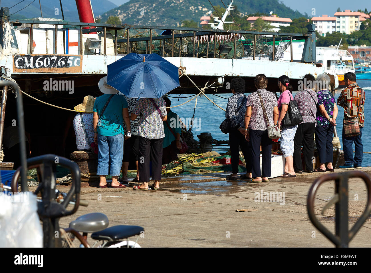 Foule de femmes chinoises en attente pour les captures à la criée sur la jetée de Cheung Chau Island, Hong Kong. Banque D'Images