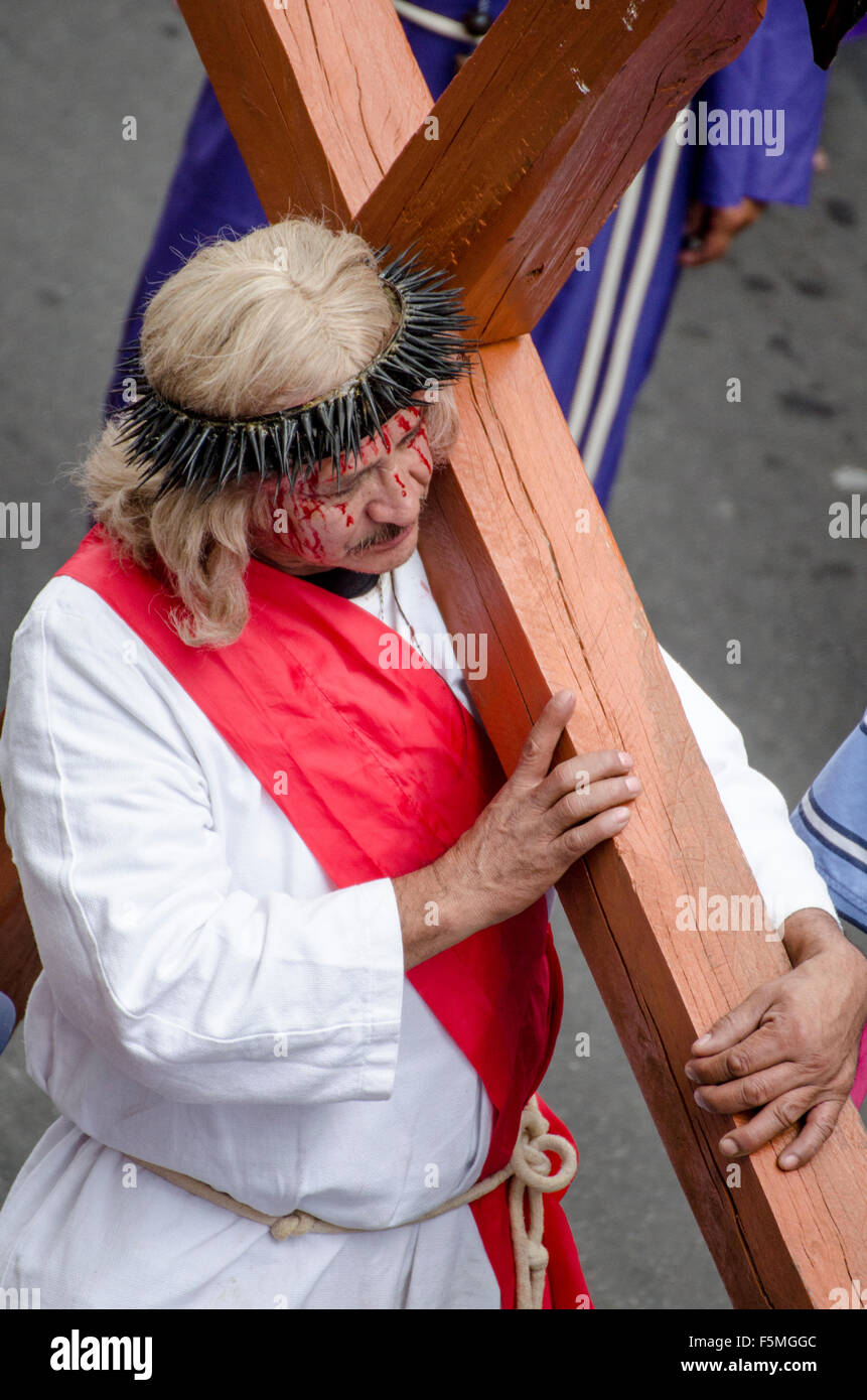 Une couronne d'épine du Christ fleurie porte une croix dans le Vendredi Saint Procession, Quito, Équateur Banque D'Images