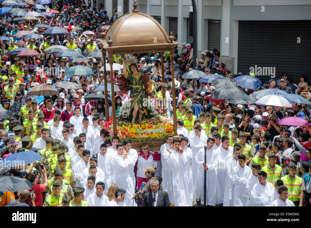Un saint par les fidèles dans la procession du Vendredi saint, Quito, Équateur Banque D'Images