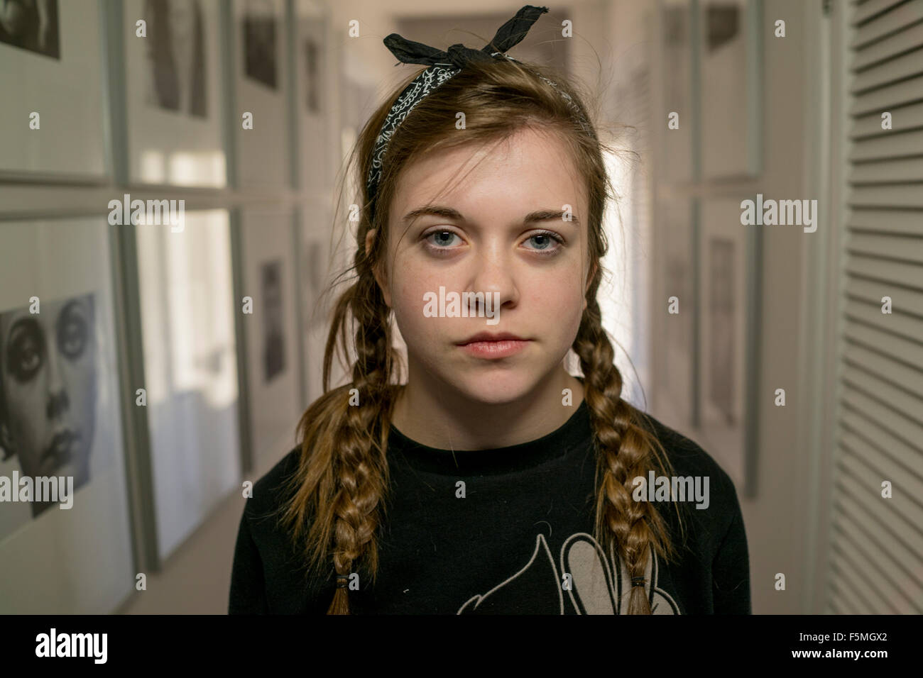 Tête et épaule photographie d'une adolescente moody Banque D'Images