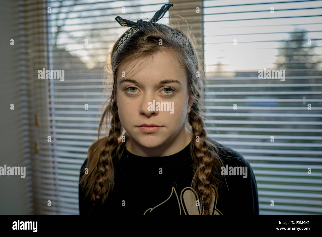 Tête et épaule photographie d'une adolescente moody Banque D'Images