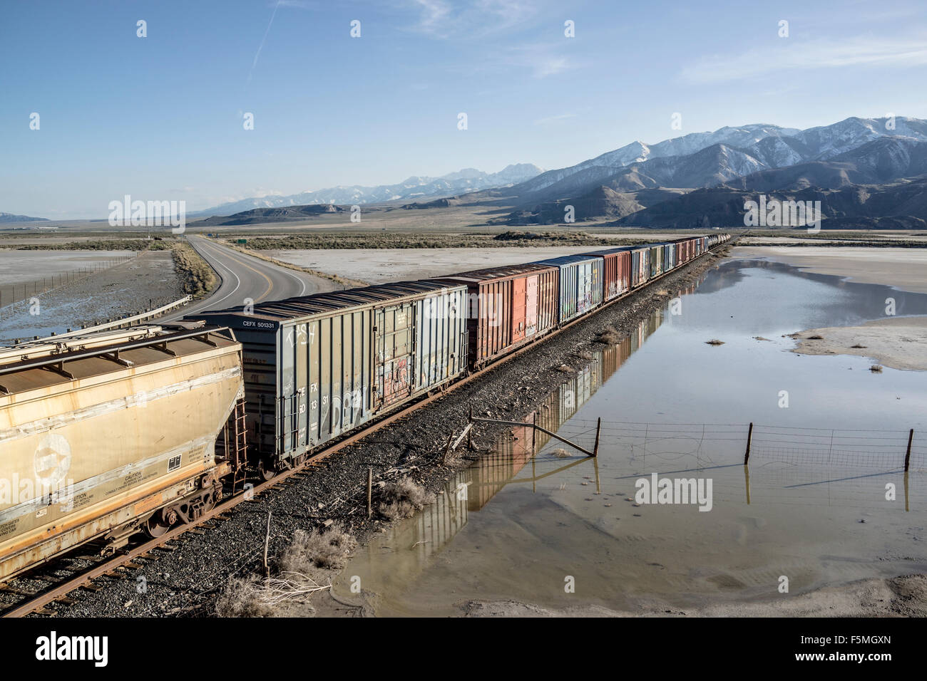 Wagons de chemin de fer en Utah, USA à côté d'un lac de sel inondée Banque D'Images