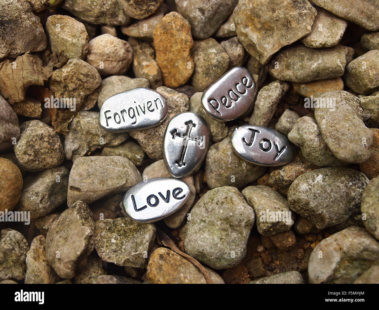 Pardonne La Paix Joie Amour Jesus Cross Metal Pierres Sur Fond De Pierre Photo Stock Alamy