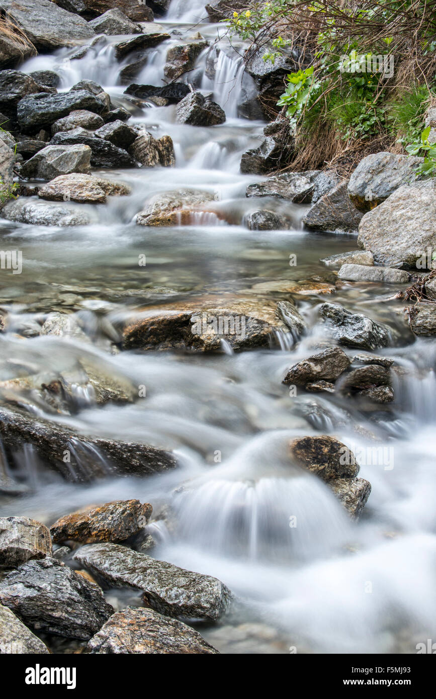 L'eau qui coule sur les rochers en ruisseau de montagne Banque D'Images