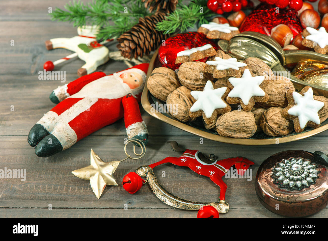 Les biscuits de Noël et de décoration vintage. La cuisine de saison de fête Banque D'Images