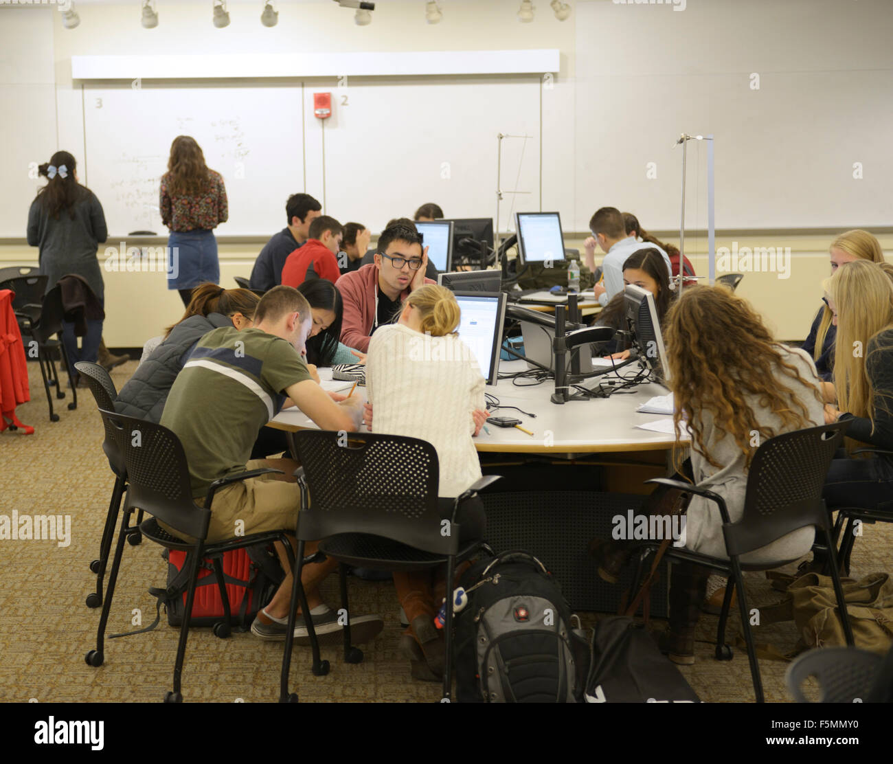 Classe de physique de l'université avec les étudiants qui travaillent sur des problèmes Banque D'Images