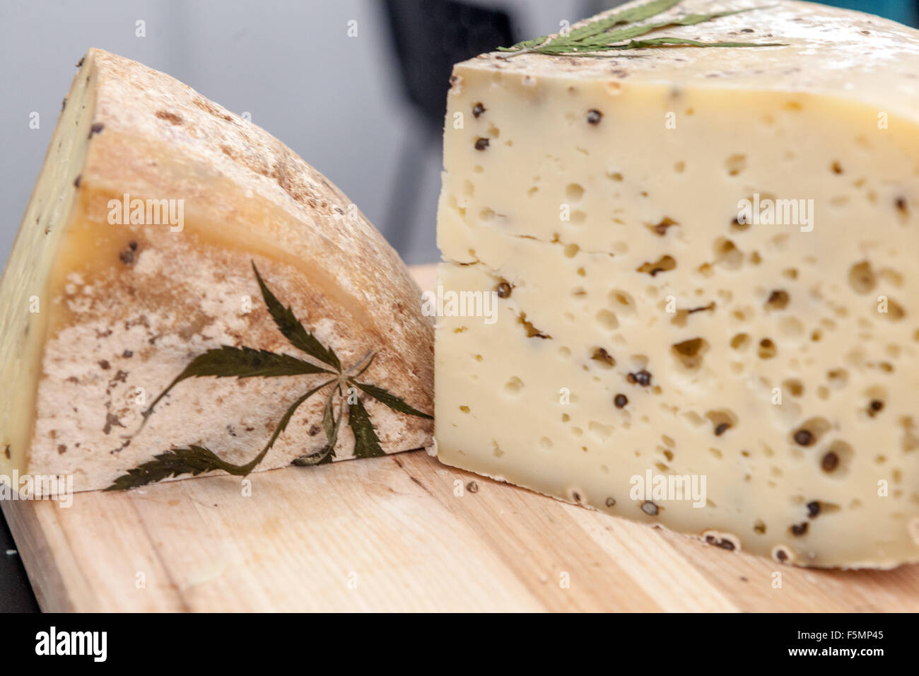 Fromage affiné assaisonné de fromage du lait de brebis avec le Ajout de graines de hempseed et de chanvre décorés de feuilles Banque D'Images