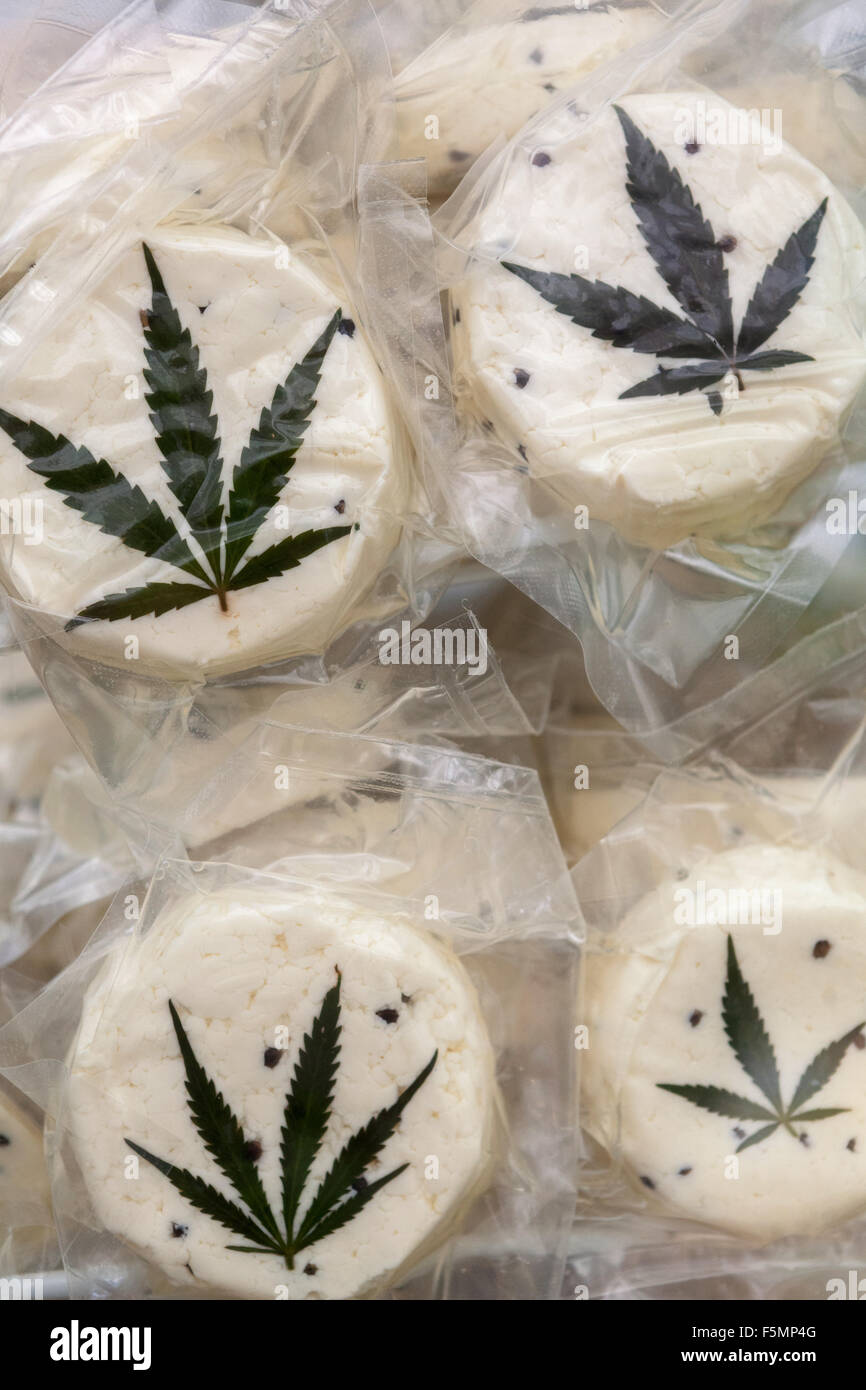 Fromage de brebis emballé sous vide, décoré d'une feuille de cannabis Prague République tchèque produit agricole familial Banque D'Images