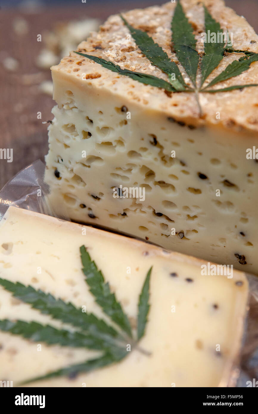 Fromage affiné assaisonné de fromage du lait de brebis avec le Ajout de graines de hempseed et de chanvre décorés de feuilles Banque D'Images