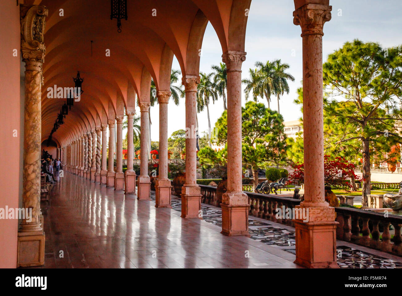 De style gothique vénitien opulent portique Rose et la ligne de colonnes décoratives sunken gardens, Ringling Museum of Art de Sarasota FL Banque D'Images