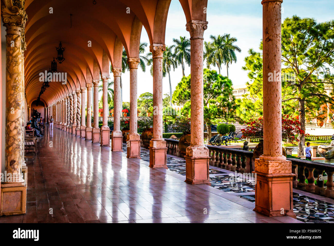 De style gothique vénitien opulent portique Rose et la ligne de colonnes décoratives sunken gardens, Ringling Museum of Art de Sarasota FL Banque D'Images