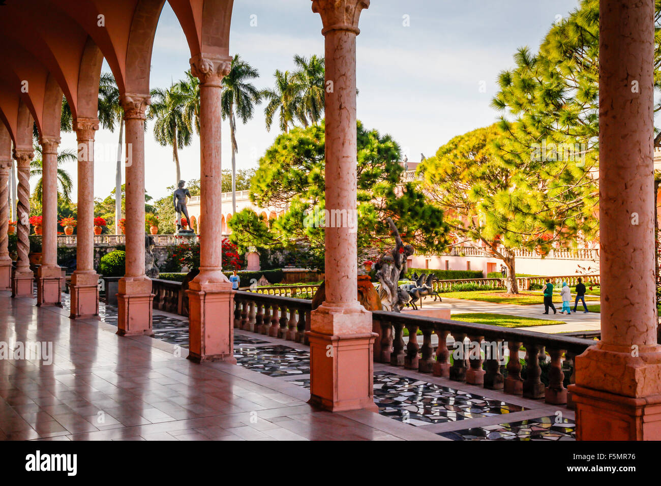 De style gothique vénitien opulent portique Rose et la ligne de colonnes décoratives sunken gardens, Ringling Museum of Art de Sarasota FL Banque D'Images
