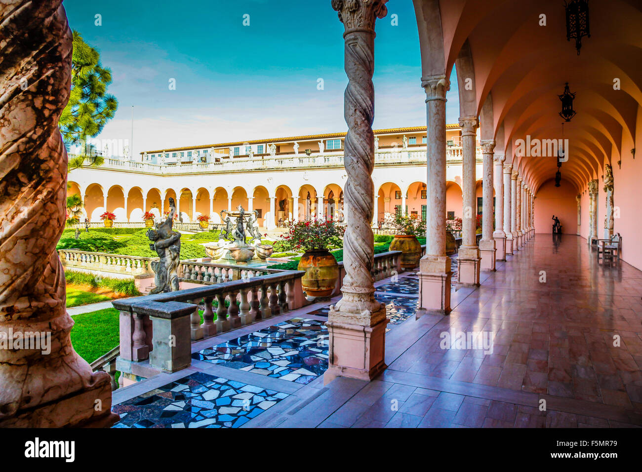 De style gothique vénitien opulent portique Rose et la ligne de colonnes décoratives sunken gardens, Ringling Museum of Art de Sarasota FL Banque D'Images