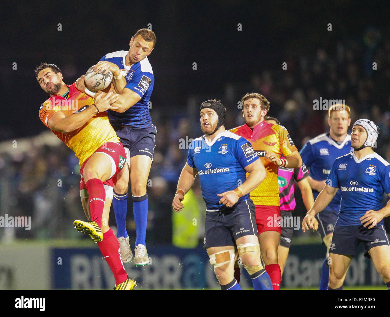 RDS Arena, Dublin, Irlande. 08Th Nov, 2015. Guinness Pro 12. Leinster versus Scarlets. Zane Kirchner de Leinster et Gareth Owen de Scarlets rendez-vous à la boule. © Plus Sport Action/Alamy Live News Banque D'Images