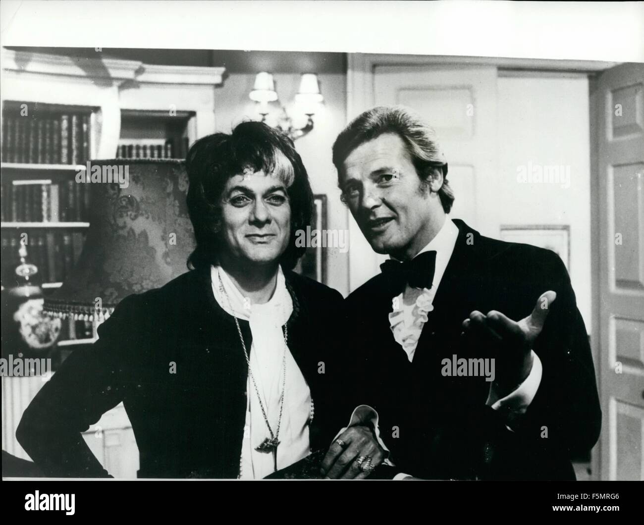 1972 - Roger Moore et Tony Curtis dans Drag Europe populaires stars Roger Moore et Tony Curtis sont filmer ensemble en Angleterre pour une nouvelle série télévisée intitulée The Persuaders n s'ils ne sont pas toujours ce qu'elles semblent être. Le rôle de Roger est le Seigneur Brett-Sinclair, mais il double comme sa propre tante, Lady Agatha, ainsi qu'un couple d'oncles. Tony Curtis rend sa contribution en tant que Seigneur Brett-SinclairÃ playboy américain ami, et les deux d'entre eux tour du monde comme une sorte de paire de chevaliers errants. Roger Moore est facilement reconnaissable sur cette photo. Mais qu'en est-il de son compagnon, Tony Curtis ? (Crédit Image : © Key Banque D'Images