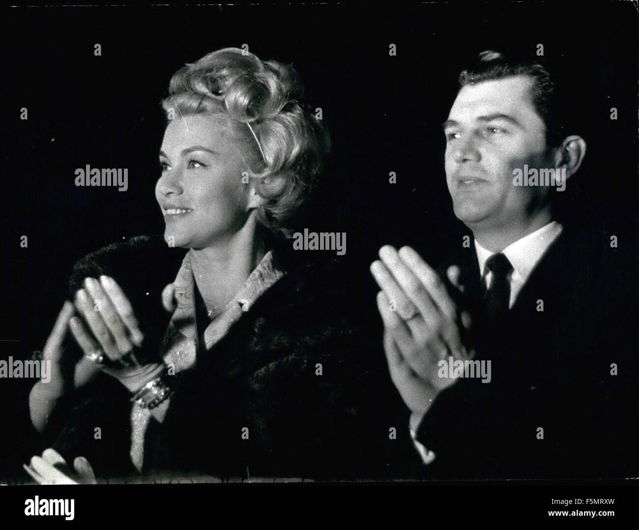 1954 - Performance au Palazzo dello Sport de la belle américaine ''Holiday on Ice'' qui a présenté un très sélectionnée et la danse parfaite corp, et solistes. Vu dans le public, les acteurs et les personnalités du cinéma. OPS : Linda Christian et Edmund Purdom © Keystone Photos USA/ZUMAPRESS.com/Alamy Live News Banque D'Images