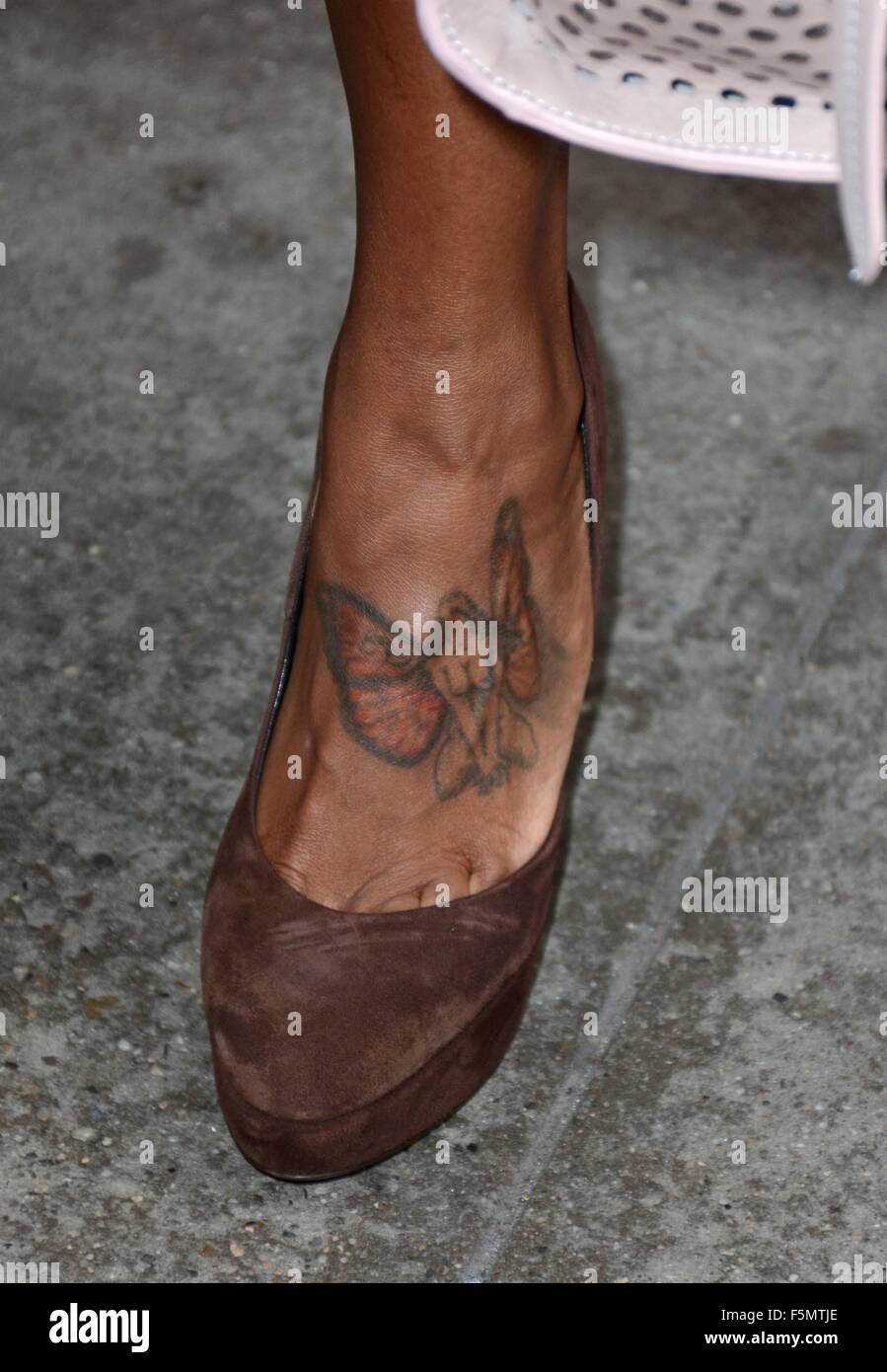 New York, NY, USA. Nov 6, 2015. Regina King tatouage pied dehors et environ pour la célébrité Candids - FRI, New York, NY Le 6 novembre 2015. Credit : Derek Storm/Everett Collection/Alamy Live News Banque D'Images