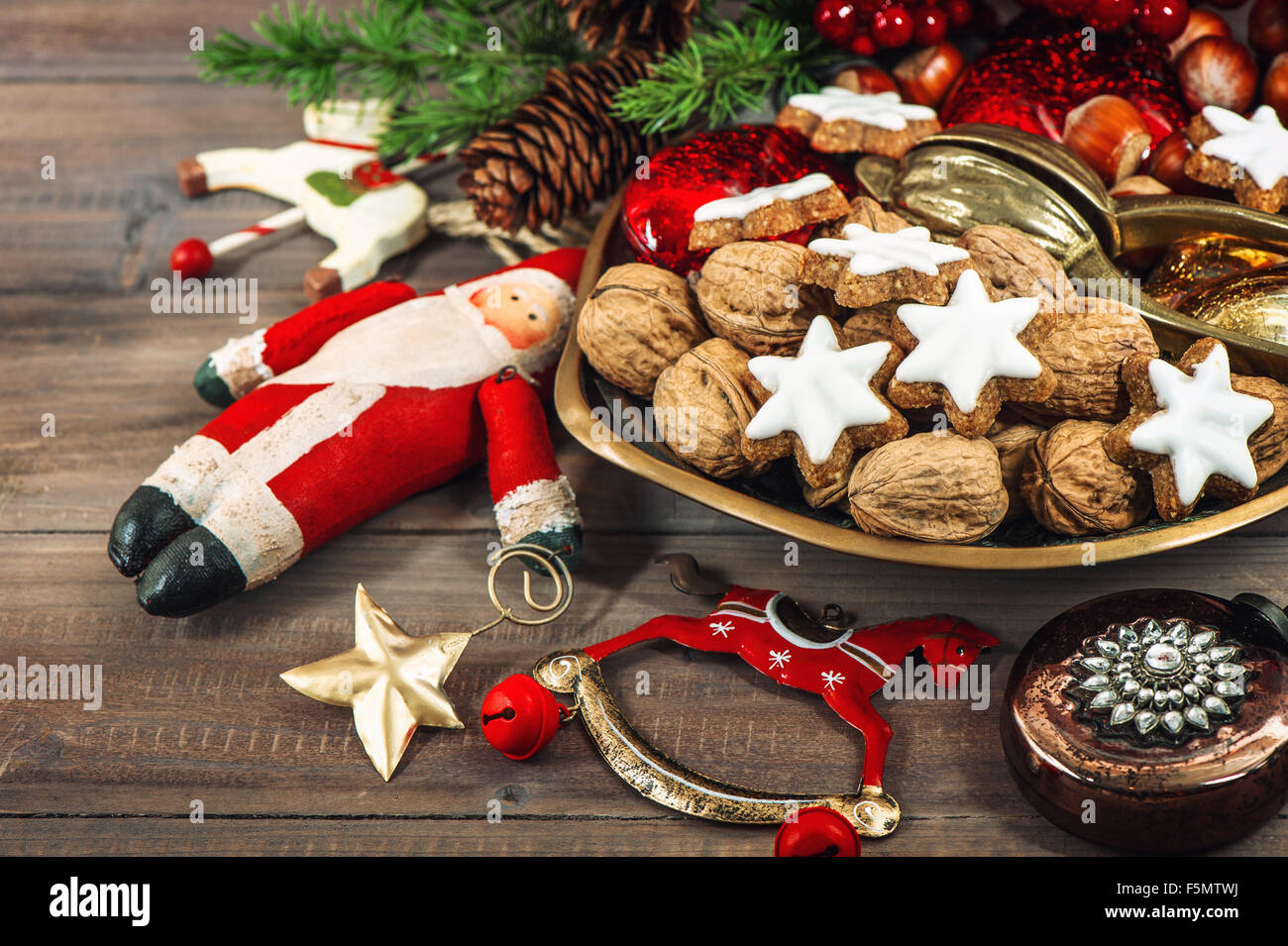 La nourriture de Noël. Cookies et décorations Star vintage. Style rétro aux couleurs sombres photo Banque D'Images