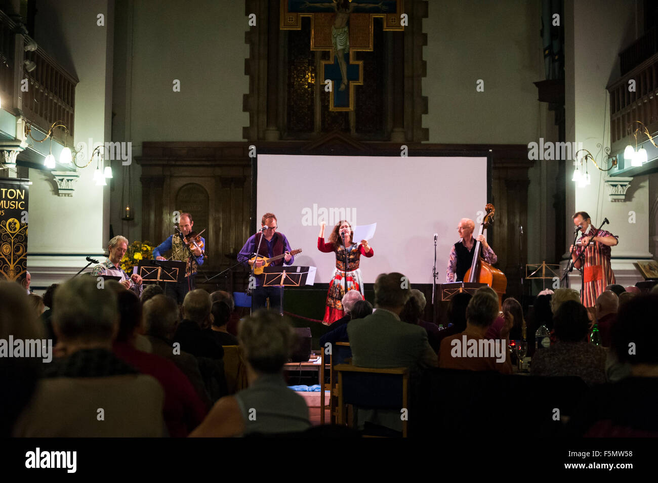 Brighton, UK. 6e novembre 2015. Brighton Festival de Musique Ancienne de rendement constant et Strumpets lubriques épouses : Hit Ballades de la 17e siècle. Le concert à St George's Church, dans de Kemptown, Brighton, dispose de la bande de carnaval et a bénéficié de l'BREMF Chorale communautaire et présenté par Christopher Marsh et Angela McShane. Credit : Francesca Moore/Alamy Live News Banque D'Images