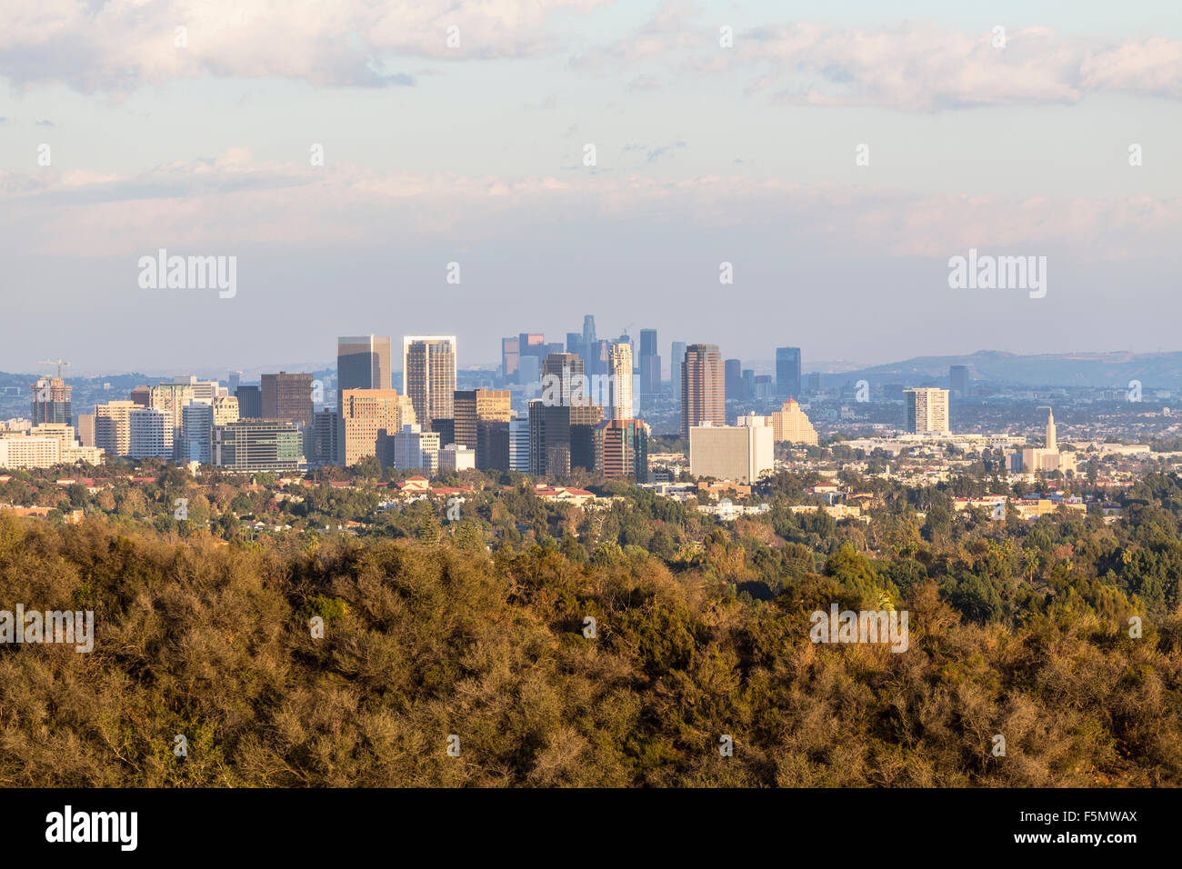 Century City et du centre-ville de Los Angeles en fin d'après-midi la lumière. Banque D'Images