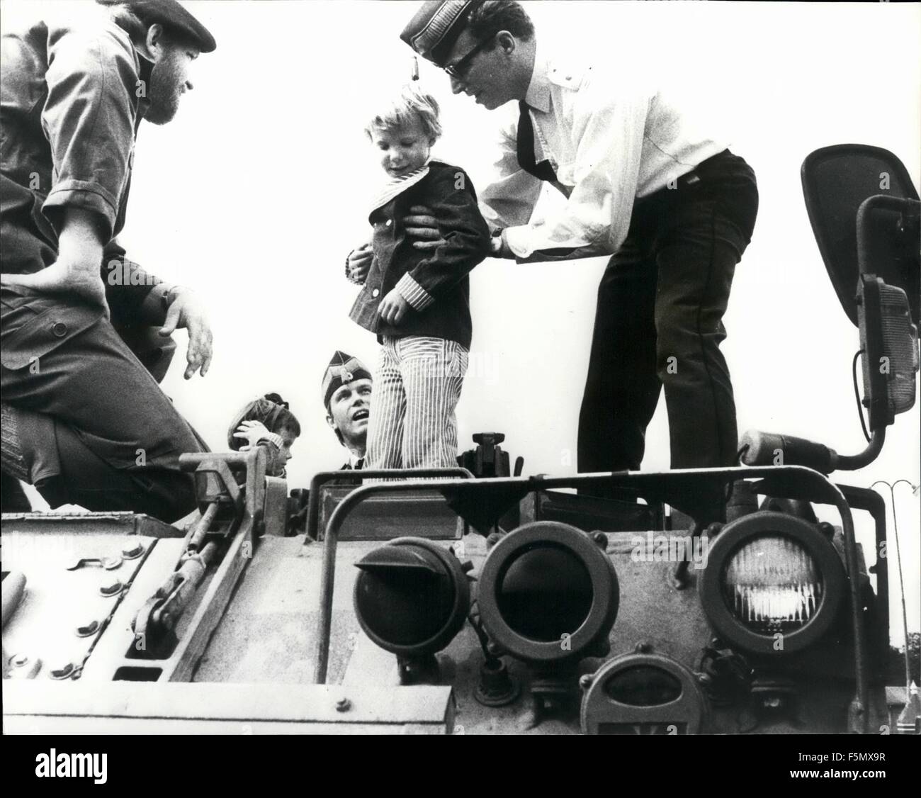 1972 - Deux petits princes rejoindre l'armée. : Le petit visage se reflète dans le cadre de l'armée danoise beret et uniforme est celui de jeune prince Joachin du Danemark. Lui et le prince Frédéric avait un vœu récemment quand ils ont visité une caserne. Leur journée inclus la conduite dans une jeep et voiture blindée, et pour le Prince Joachim, d'enfiler l'équipement militaire complet ! Mais le Prince Frederick était trop timide pour cela. Les deux Princes heureux a sweens pour mettre fin à un jour que de nombreux garçons rêvent de. La photo montre le Prince Joachim est descendue dans une voiture blindée, mais le bruit est un peu beaucoup de Prince Frederick. (Crédit Image : Banque D'Images