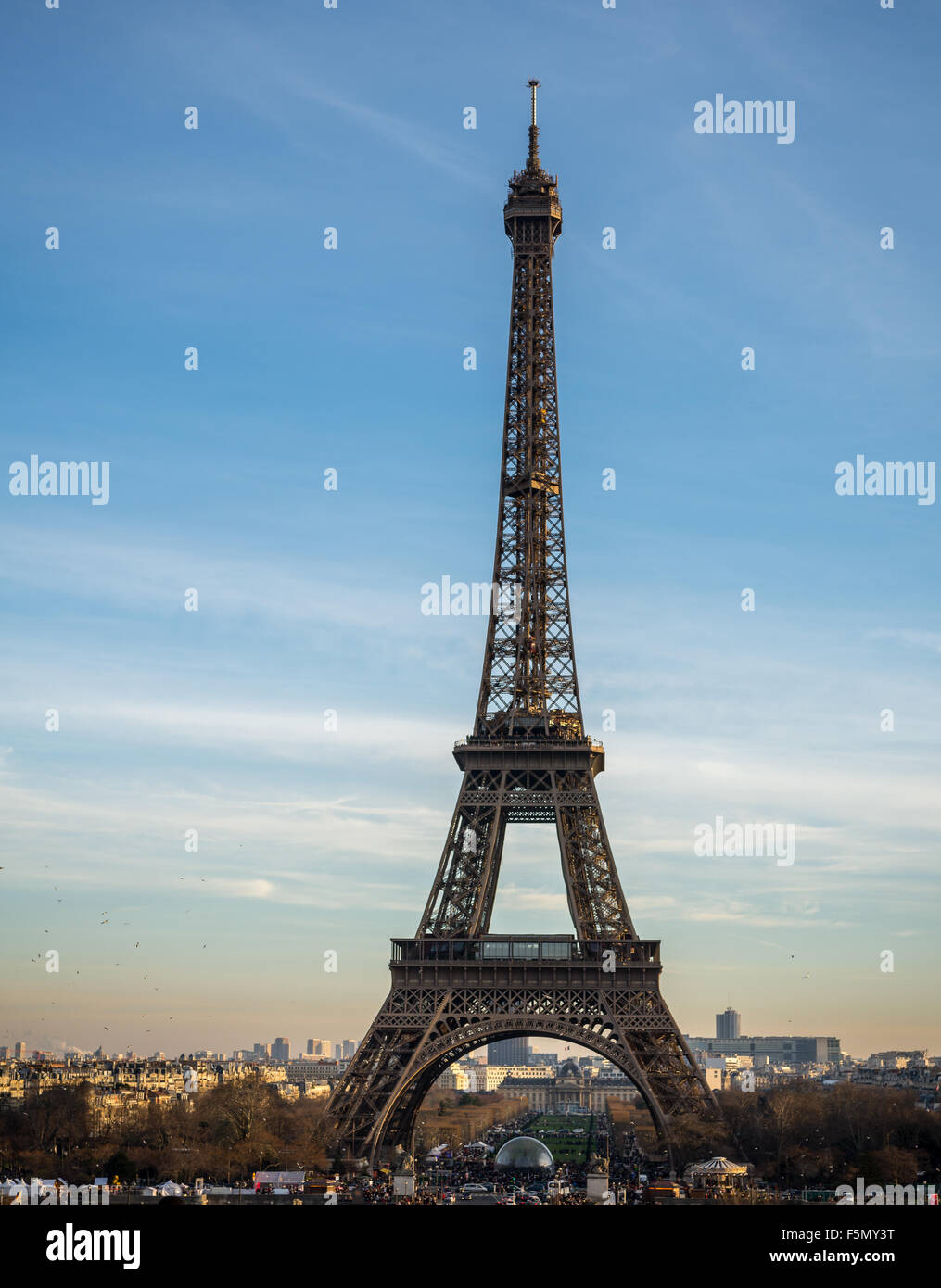 La Tour Eiffel à Paris en janvier 2015 pendant le coucher du soleil Banque D'Images