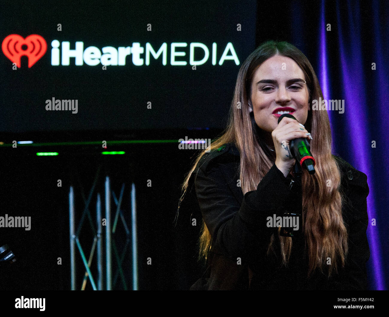 Bala Cynwyd, PA, USA. 4 novembre, 2015. American Singer-Songwriter Visites JoJo Q102. © Paul Froggatt/FamousPix/Alamy Banque D'Images