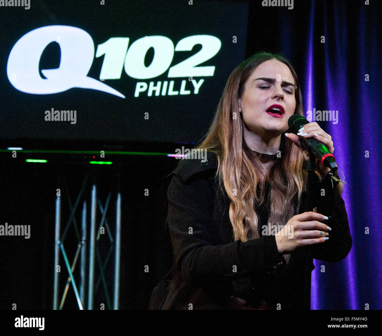 Bala Cynwyd, PA, USA. 4 novembre, 2015. American Singer-Songwriter Visites JoJo Q102. © Paul Froggatt/FamousPix/Alamy Banque D'Images