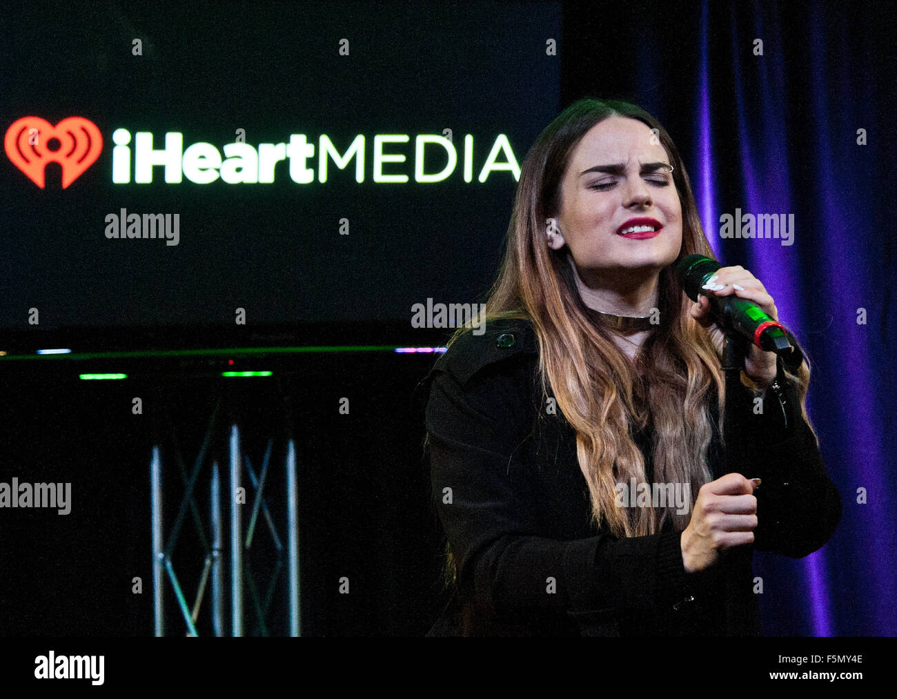 Bala Cynwyd, PA, USA. 4 novembre, 2015. American Singer-Songwriter Visites JoJo Q102. © Paul Froggatt/FamousPix/Alamy Banque D'Images