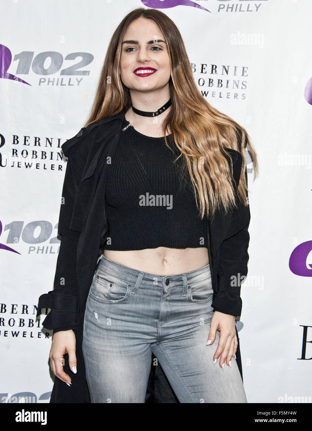 Bala Cynwyd, PA, USA. 4 novembre, 2015. American Singer-Songwriter Visites JoJo Q102. © Paul Froggatt/FamousPix/Alamy Banque D'Images
