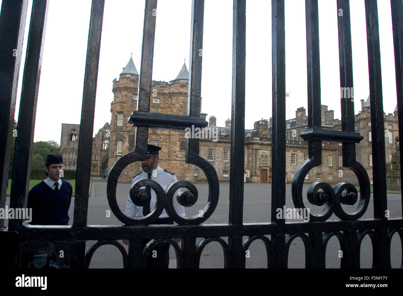 Oct 03, 2004 ; Édimbourg, Écosse-UK ; Édimbourg, capitale de l'Écosse se situe sur la côte Est sur le Firth of Forth. Édimbourg est le siège de l'accueil et le Parlement écossais pour le château d'Édimbourg est un monument évocateur avec une fascinante histoire vieille de 3000 ans et a été la résidence de nombreux Rois et Reines d'Écosse. Les autres curiosités sont la Camera Obscura, le Scotch Whisky Heritage Centre, National Gallery of Scotland, Scottish Tartans Museum, Musée de l'Écosse, Édimbourg Tattoo militaire, le palais de Holyroodhouse et accueil à la Royal Yacht Britannia. Sur la photo : Palais de Holyrood (années 1690) Banque D'Images