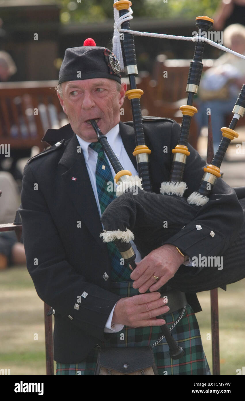 Oct 03, 2004 ; Édimbourg, Écosse-UK ; Édimbourg, capitale de l'Écosse se situe sur la côte Est sur le Firth of Forth. Édimbourg est le siège de l'accueil et le Parlement écossais pour le château d'Édimbourg est un monument évocateur avec une fascinante histoire vieille de 3000 ans et a été la résidence de nombreux Rois et Reines d'Écosse. Les autres curiosités sont la Camera Obscura, le Scotch Whisky Heritage Centre, National Gallery of Scotland, Scottish Tartans Museum, Musée de l'Écosse, Édimbourg Tattoo militaire, le palais de Holyroodhouse et accueil à la Royal Yacht Britannia. Sur la photo : cornemuses écossaises joué Banque D'Images