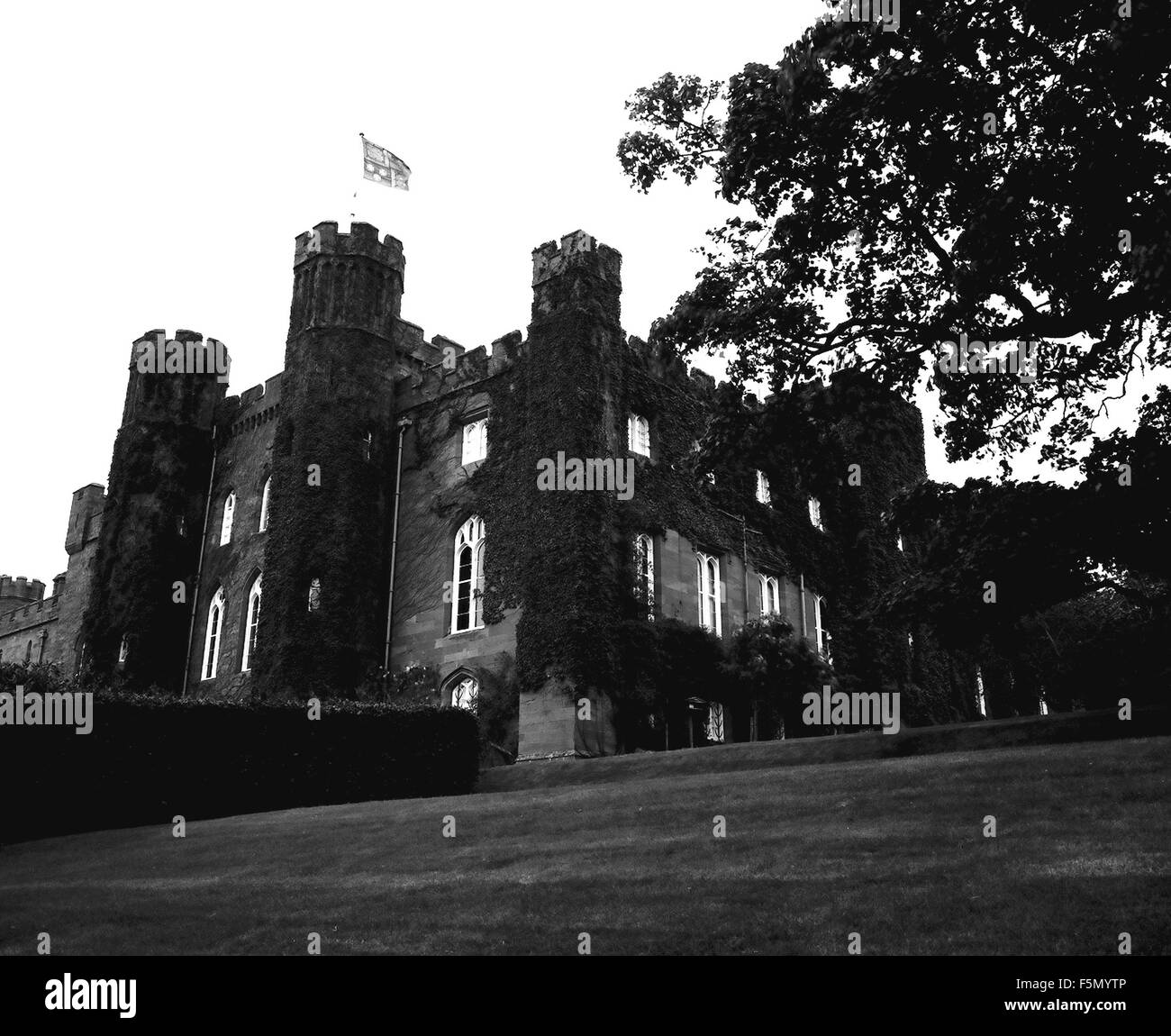 Nov 14, 2005 ; Scone, ÉCOSSE ; ancien cimetière. Scone Palace est un palace près de Perth, en Ecosse construit 1802-1812. Le palais a été le siège de la famille des seigneurs de Scone depuis 1604 et est maintenant la demeure des comtes de Mansfield. C'est le troisième palais pour être construit sur le site et une fois considéré comme un lieu de rassemblement tribal ancien des Pictes. Le premier palais fut le palais des abbés de Scone. Au Moyen Age les rois d'Écosse y est resté quand ils sont allés à Scone pour être sacré. Depuis presque 500 ans le plus grand trésor de Scone Palace a été la pierre de Scone, (aussi connu sous le nom de Banque D'Images