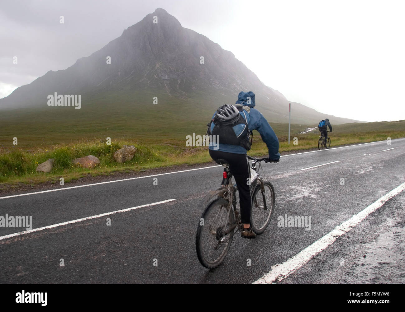 Nov 14, 2005 ; Glen Coe, en Écosse ; vélo de montagne rouler sous la pluie par Glen Coe. Glen Coe est un glen dans les Highlands d'Ecosse. Il se trouve dans la partie sud de la région de Lochaber de Highland Council, et est considéré comme faisant partie de la comté traditionnel d'Argyll. Il est souvent considéré comme l'un des plus spectaculaires et les plus beaux endroits de l'Écosse, et est une partie de l'espace National Scenic Area du Ben Nevis and Glen Coe. Le nom de Glen Coe est communément, mais à tort, que l'on croit être les 'glen de weeping', ce qui peut être dû à la montagne abrupte que tower oppressive sur la val Banque D'Images