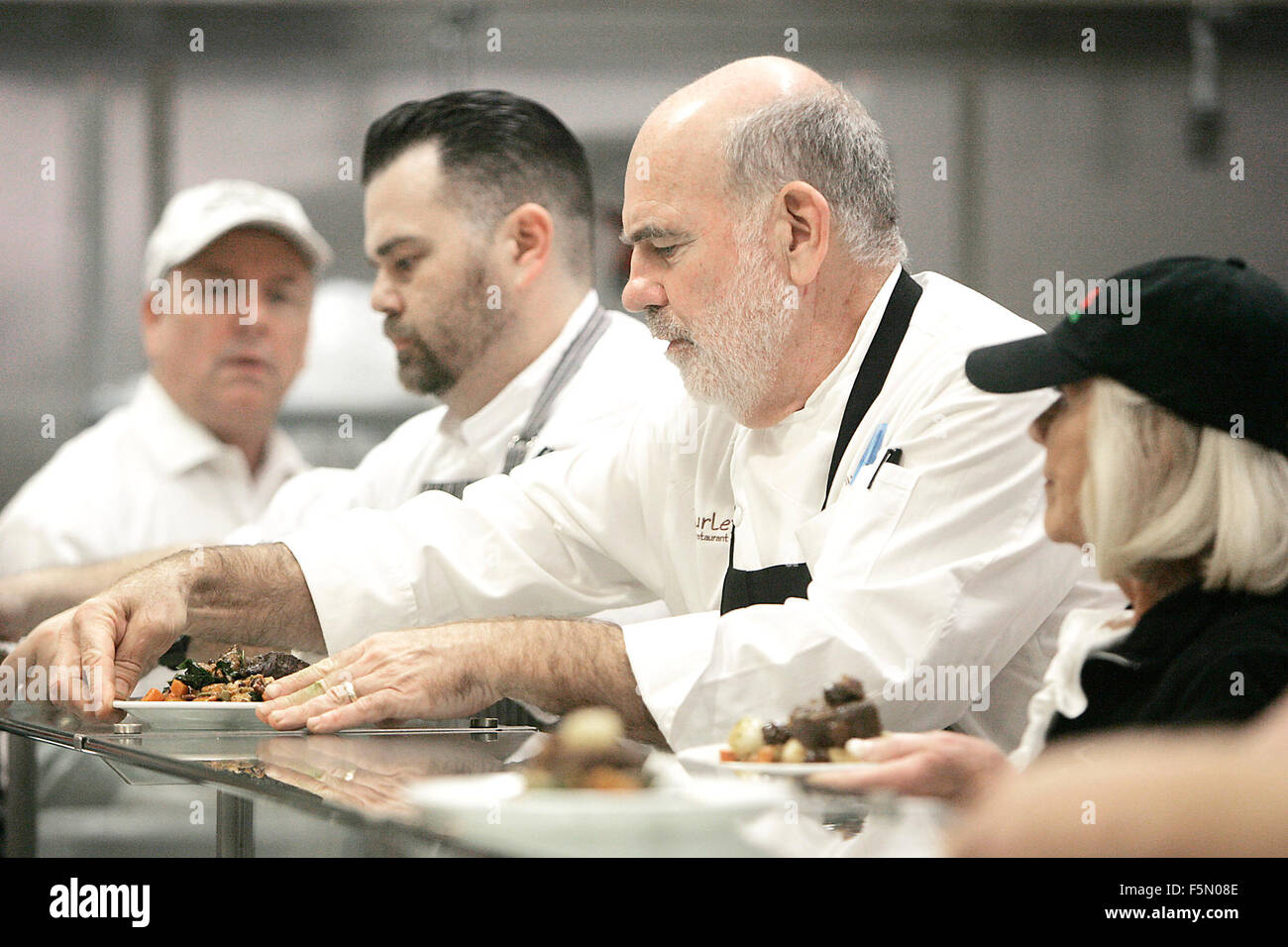 Yountville, CA, USA. 4ème Nov, 2015. Un groupe de Yountville chefs dirigé par Bob Hurley de Hurley's Restaurant & Bar, deuxième à partir de la droite, a été la 11e édition annuelle de la Journée des anciens combattants des chefs célèbres déjeuner à la maison des anciens combattants de Californie à Yountville, mercredi. © Napa Valley Inscription/ZUMA/Alamy Fil Live News Banque D'Images